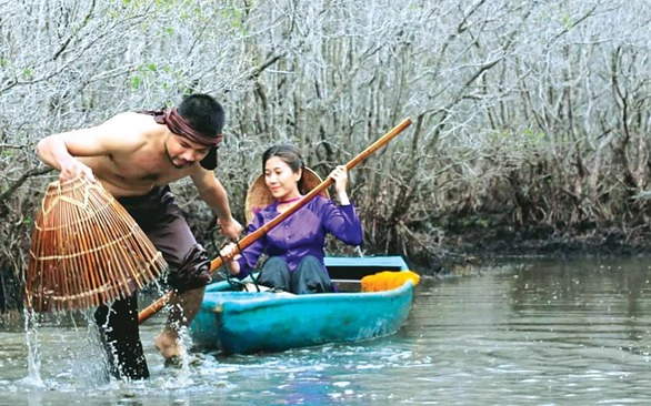 Bạn trẻ đi du lịch, tham gia bắt hải sản trong khu rừng bàu Cá Cái - Ảnh: CHÍ KIÊN