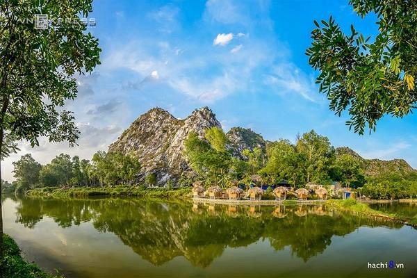 Núi Trầm hay Tử Trầm Sơn là một vùng núi đá vôi thuộc xã Phụng Châu, huyện Chương Mỹ, Hà Nội, cách trung tâm thành phố khoảng 20 km. Đây là một nhóm khối đá vôi, tuy không quá cao nhưng được bao bọc bởi hồ nước trong xanh khiến khung cảnh thơ mộng. Núi Trầm hay Tử Trầm Sơn là một vùng núi đá vôi thuộc xã Phụng Châu, huyện Chương Mỹ, Hà Nội, cách trung tâm thành phố khoảng 20 km. Đây là một nhóm khối đá vôi, tuy không quá cao nhưng được bao bọc bởi hồ nước trong xanh khiến khung cảnh thơ mộng.