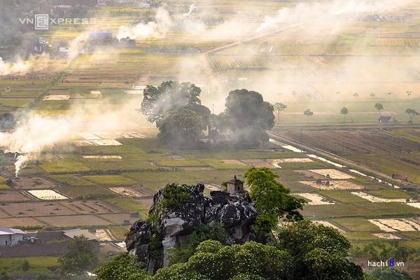 Cái nắng oi bức của mùa hạ quyện tan cùng những làn khói trắng. Mùa vụ gặt luôn mang lại những cảm xúc khó tả cho người xa quê, gợi lại ký ức của ngày ấu thơ. Cái nắng oi bức của mùa hạ quyện tan cùng những làn khói trắng. Mùa vụ gặt luôn mang lại những cảm xúc khó tả cho người xa quê, gợi lại ký ức của ngày ấu thơ.
