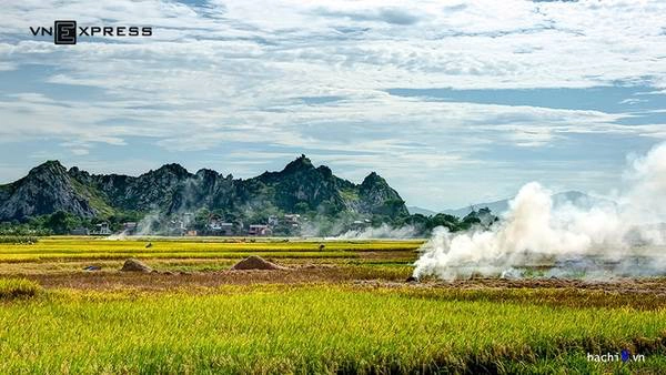 Để tới đây từ trung tâm Hà Nội, bạn đi đường quốc lộ 6 khoảng 20 km. Từ xa đã có thể thấy những khối núi sừng sững nổi bật trên nền lúa chín vàng. Để tới đây từ trung tâm Hà Nội, bạn đi đường quốc lộ 6 khoảng 20 km. Từ xa đã có thể thấy những khối núi sừng sững nổi bật trên nền lúa chín vàng.