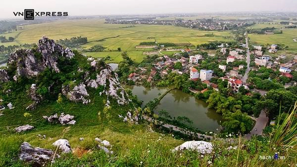 Núi không quá rộng lớn nhưng lại đa dạng địa hình, nhiều hang, ngách và những tảng đá hình thù sinh động. Đây là một địa điểm lý tưởng cho những chuyến cắm trại dã ngoại trong ngày. Núi không quá rộng lớn nhưng lại đa dạng địa hình, nhiều hang, ngách và những tảng đá hình thù sinh động. Đây là một địa điểm lý tưởng cho những chuyến cắm trại dã ngoại trong ngày.