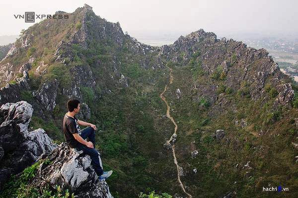 Núi Trầm là khối núi đá vôi được tạo thành từ chín đỉnh nhỏ. Chọn bất kỳ đỉnh nào bạn cũng có thể thỏa sức phóng tầm mắt ngắm những đồng lúa mênh mông xung quanh. Núi Trầm là khối núi đá vôi được tạo thành từ chín đỉnh nhỏ. Chọn bất kỳ đỉnh nào bạn cũng có thể thỏa sức phóng tầm mắt ngắm những đồng lúa mênh mông xung quanh.