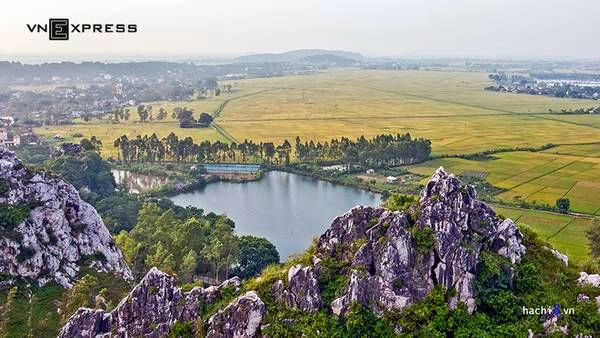 Núi Trầm còn kỳ vĩ với những lối mòn chằng chịt quanh các dốc đá vôi. Địa hình đặc biệt khiến núi Trầm giống như một cao nguyên đá nằm ở Hà Nội. Những lối mòn này do người dân, du khách đi nhiều mà thành, nhìn từ trên cao chúng tạo thành một bức tranh kỳ thú. Núi Trầm còn kỳ vĩ với những lối mòn chằng chịt quanh các dốc đá vôi. Địa hình đặc biệt khiến núi Trầm giống như một cao nguyên đá nằm ở Hà Nội. Những lối mòn này do người dân, du khách đi nhiều mà thành, nhìn từ trên cao chúng tạo thành một bức tranh kỳ thú.