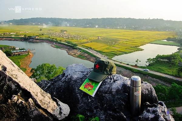 Ngoài những đỉnh núi Trầm thì đỉnh chùa Vô Vi cũng là một góc nhìn thoáng đãng. Bạn sẽ có không gian thư thái thật nhẹ nhàng ngắm nhìn những đồng lúa đang độ vàng ươm. Ngoài những đỉnh núi Trầm thì đỉnh chùa Vô Vi cũng là một góc nhìn thoáng đãng. Bạn sẽ có không gian thư thái thật nhẹ nhàng ngắm nhìn những đồng lúa đang độ vàng ươm.