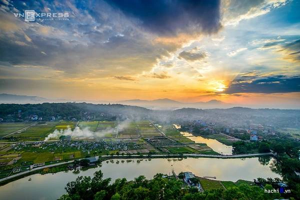 Cuối ngày, chọn một góc cao nơi đỉnh núi là bạn có thể chiêm ngưỡng những đồng lúa trải dài mênh mông, xen giữa xóm làng hay sông hồ trông mềm mại như một dải lụa bao quanh. Cuối ngày, chọn một góc cao nơi đỉnh núi là bạn có thể chiêm ngưỡng những đồng lúa trải dài mênh mông, xen giữa xóm làng hay sông hồ trông mềm mại như một dải lụa bao quanh.