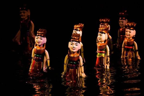 Hàng thế kỷ qua, nhiều trẻ em và người lớn Việt Nam được giải trí bằng một loại hình rối đặc biệt - múa rối trên nước. Những người điều khiển rối phải đứng ở địa hình nước ngập tới ngang ngực, sau một bức màn làm phông nền sân khấu và chỉnh từng động tác của các con rối gỗ bằng que, dây đặt dưới mặt nước. Trong khi đó rối sẽ nhảy múa lên trên mặt nước để khán giả nhìn thấy. Hàng thế kỷ qua, nhiều trẻ em và người lớn Việt Nam được giải trí bằng một loại hình rối đặc biệt - múa rối trên nước. Những người điều khiển rối phải đứng ở địa hình nước ngập tới ngang ngực, sau một bức màn làm phông nền sân khấu và chỉnh từng động tác của các con rối gỗ bằng que, dây đặt dưới mặt nước. Trong khi đó rối sẽ nhảy múa lên trên mặt nước để khán giả nhìn thấy.