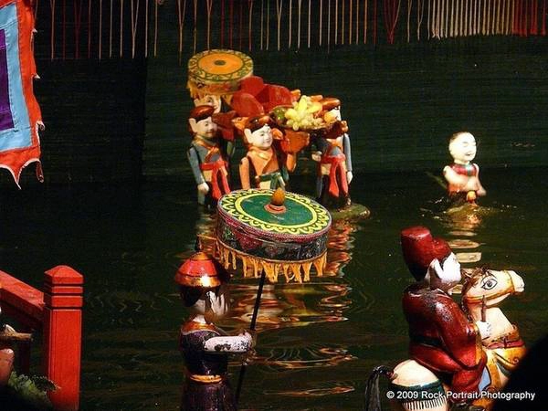 Chủ đề của các buổi diễn cũng xuất phát từ cuộc sống thường ngày của người nông dân Việt Nam, những câu chuyện cổ tích hay truyền thuyết. Chuyện đồng áng, chài lưới hay các lễ hội cũng là đề tài thường thấy trong múa rối nước. Các buổi diễn hiện đại gồm nhiều đoạn ngắn hơn là một câu chuyện dài, đưa khán giả đi theo một hành trình khám phá, từ cuộc sống làng Việt xưa, các mùa gặt hái cho đến điệu múa của những con vật thần bí chỉ có trong truyền thuyết. Chủ đề của các buổi diễn cũng xuất phát từ cuộc sống thường ngày của người nông dân Việt Nam, những câu chuyện cổ tích hay truyền thuyết. Chuyện đồng áng, chài lưới hay các lễ hội cũng là đề tài thường thấy trong múa rối nước. Các buổi diễn hiện đại gồm nhiều đoạn ngắn hơn là một câu chuyện dài, đưa khán giả đi theo một hành trình khám phá, từ cuộc sống làng Việt xưa, các mùa gặt hái cho đến điệu múa của những con vật thần bí chỉ có trong truyền thuyết.