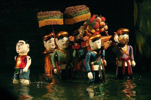 Những con rối được làm từ gỗ và quét sơn để chống ngấm nước, tăng độ bền. Mỗi con rối đều đứng được bằng 2 chân và có cân nặng khoảng 9 - 14 kg. Chuyển động của chúng trên sân khấu được đồng bộ với vận động của các bộ phận điều khiển, yêu cầu sự phối hợp chính xác, khéo léo và dẻo dai của 2 đến 3 người cùng lúc. Những con rối được làm từ gỗ và quét sơn để chống ngấm nước, tăng độ bền. Mỗi con rối đều đứng được bằng 2 chân và có cân nặng khoảng 9 - 14 kg. Chuyển động của chúng trên sân khấu được đồng bộ với vận động của các bộ phận điều khiển, yêu cầu sự phối hợp chính xác, khéo léo và dẻo dai của 2 đến 3 người cùng lúc.