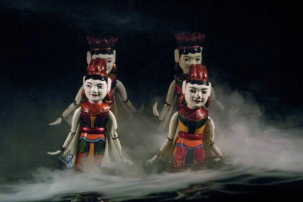 Rối thường được cố định bằng một bệ nổi làm bằng thanh tre dài. Tấm bệ này bao gồm một đuôi lái và các chốt làm nhiệm vụ như bản lề kết nối bộ dây điều khiển và phần thân rối. Rối thường được cố định bằng một bệ nổi làm bằng thanh tre dài. Tấm bệ này bao gồm một đuôi lái và các chốt làm nhiệm vụ như bản lề kết nối bộ dây điều khiển và phần thân rối.