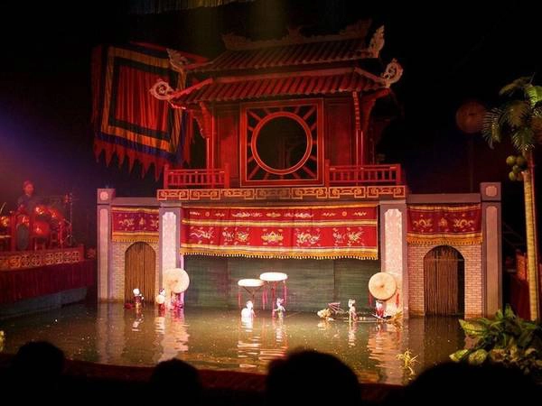 Những người làm nghề diễn rối nước thường gặp phải các căn bệnh liên quan tới nước như thấp khớp, nhiễm khuẩn khi tập luyện. Ban đầu họ thường phải uống nước mắm, trà gừng để tăng khả năng chịu lạnh lúc ngâm mình dưới nước để diễn. Ngày nay, các nghệ nhân đã có bộ quần áo chống nước để thay thế. Những người làm nghề diễn rối nước thường gặp phải các căn bệnh liên quan tới nước như thấp khớp, nhiễm khuẩn khi tập luyện. Ban đầu họ thường phải uống nước mắm, trà gừng để tăng khả năng chịu lạnh lúc ngâm mình dưới nước để diễn. Ngày nay, các nghệ nhân đã có bộ quần áo chống nước để thay thế.