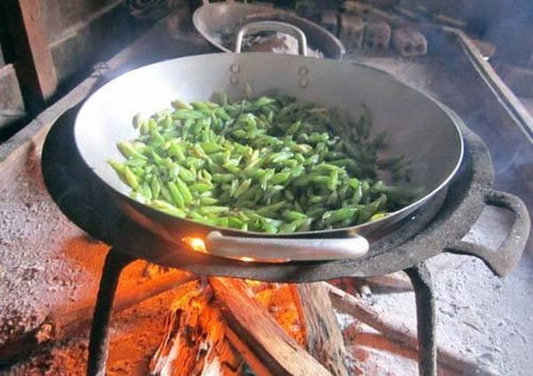 Xào kén sâu muồng - Ảnh: Trần Thảo Nhi Xào kén sâu muồng - Ảnh: Trần Thảo Nhi
