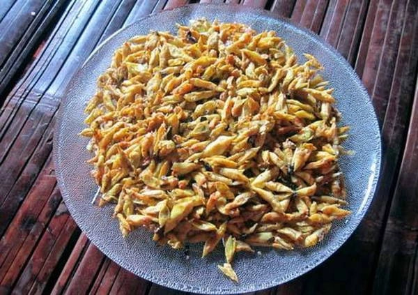 Kén nhộng sâu muồng rang chín màu vàng ươm - Ảnh: Trần Thảo Nhi Kén nhộng sâu muồng rang chín màu vàng ươm - Ảnh: Trần Thảo Nhi