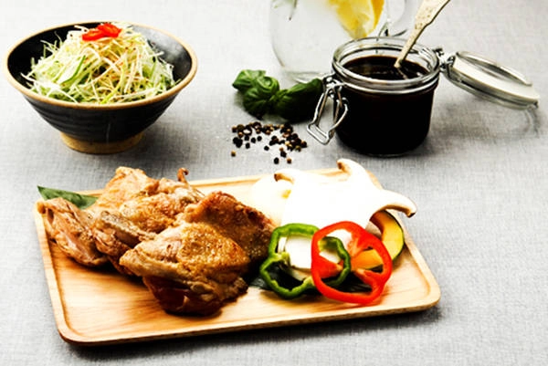 Rất nhiều tiệm cà phê và nhà hàng, quán ăn trên đảo Nami đủ để làm các du khách hài lòng. Trong số đó, Seomhyanggi (tiếng Việt có nghĩa là “hương đảo”) - nhà hàng BBQ theo phong cách tự phục vụ - nằm ngay trung tâm Nami, nổi bật với hai món đặc trưng là gà BBQ và ba chỉ BBQ. Giá ở đây dao động từ 7.500-69.000 won cho các suất từ một tới 4 người ăn. Ảnh: Naminara.
