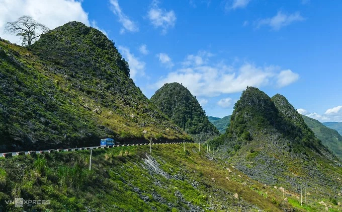 Thời tiết ở Đồng Văn thay đổi liên tục vào các thời điểm trong ngày. Đối lập với tiết trời lạnh, nhiều mây vào buổi sáng, nhiệt độ ấm dần lên khi về trưa và để lộ ra những khoảng trời xanh trong của mùa thu.