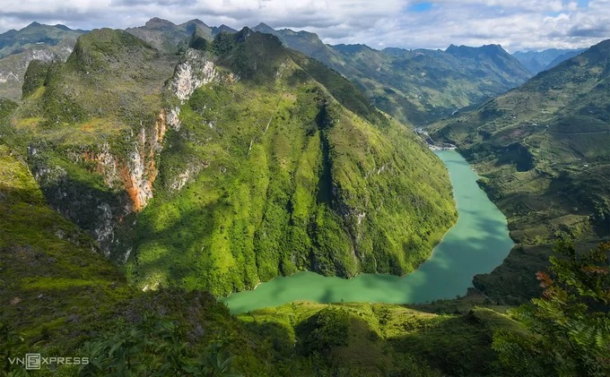 Hẻm vực Tu Sản và dòng sông Nho Quế nhìn từ điểm ngắm cảnh trên đèo Mã Pí Lèng. Con đèo nằm ở độ cao 1.200 m, được giới du lịch bụi đánh giá là một trong tứ đại đỉnh đèo của vùng núi phía bắc Việt Nam (cùng với đèo Pha Đin, Ô Quy Hồ và Khau Phạ).