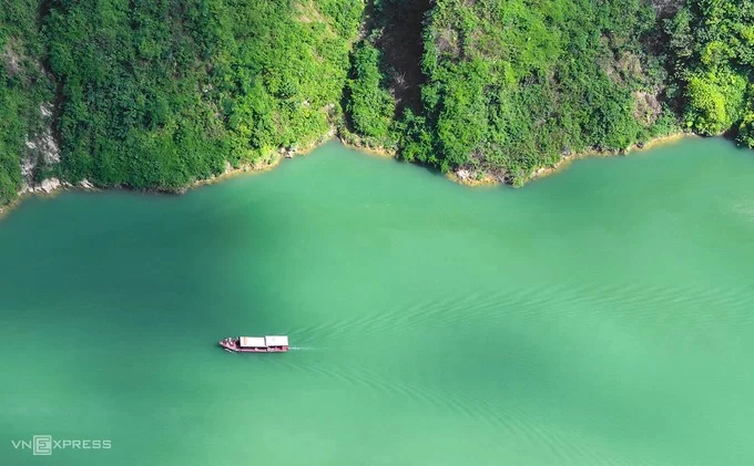 Dòng Nho Quế mang màu xanh đặc trưng quanh năm, chảy vào Việt Nam từ địa phận thôn Séo Lủng, xã Lũng Cú, Đồng Văn, đi qua hẻm núi Tu Sản rồi chạy dọc theo đèo Mã Pì Lèng.