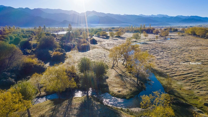 Ladakh thuộc bang Jammu và Kashmir (J&K) của Ấn Độ, là một trong những địa điểm đầy bí ẩn đối với du khách nước ngoài. Ở độ cao trên 3.000 m so với mực nước biển, nơi đây sở hữu địa hình núi tuyết trập trùng, hoang mạc bao la đẹp mê hồn người thích xê dịch.