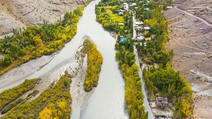 Thời gian lý tưởng du lịch Ladakh là từ tháng 5 đến tháng 10, trời không quá lạnh nên dễ dàng di chuyển. Nhiều du khách chọn từ giữa tháng 9 đến đầu tháng 10 để khám phá vùng đất này vì lá sẽ chuyển vàng, cả vùng đất ngập tràn sắc thu lãng mạn.