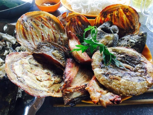 Mẻ khô nướng thơm giòn làm mê hoặc lòng khách phương xa. Ảnh: Hà Quốc Anh Mẻ khô nướng thơm giòn làm mê hoặc lòng khách phương xa. Ảnh: Hà Quốc Anh