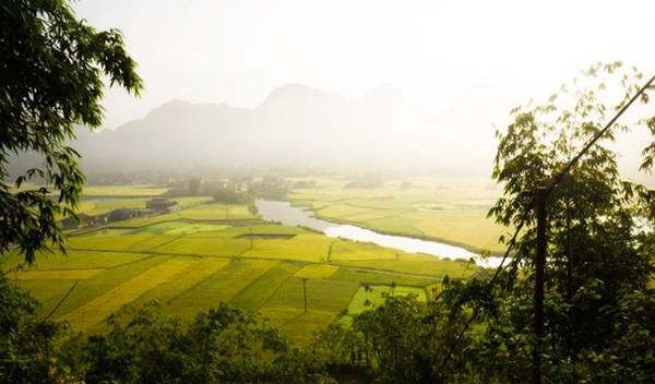 Cách trung tâm Hà Nội chừng 160km theo quốc lộ 1B, không chỉ có khí hậu trong lành đặc trưng miền núi đá, thung lũng Bắc Sơn còn hấp dẫn bởi những ruộng lúa chín vàng mỗi khi mùa về. Cách trung tâm Hà Nội chừng 160km theo quốc lộ 1B, không chỉ có khí hậu trong lành đặc trưng miền núi đá, thung lũng Bắc Sơn còn hấp dẫn bởi những ruộng lúa chín vàng mỗi khi mùa về.