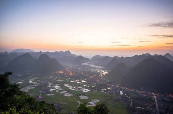 Cả thung lũng hiện ra yên bình và tràn ngập sắc màu của thiên nhiên. Những nếp nhà, con đường trở nên bé nhỏ và bóng người trên cánh đồng thành chấm tí hon. Đâu đó, làn khói của người đốt rơm rạ bay lên như nét chấm phá giữa bức tranh rộng lớn. Cả thung lũng hiện ra yên bình và tràn ngập sắc màu của thiên nhiên. Những nếp nhà, con đường trở nên bé nhỏ và bóng người trên cánh đồng thành chấm tí hon. Đâu đó, làn khói của người đốt rơm rạ bay lên như nét chấm phá giữa bức tranh rộng lớn.