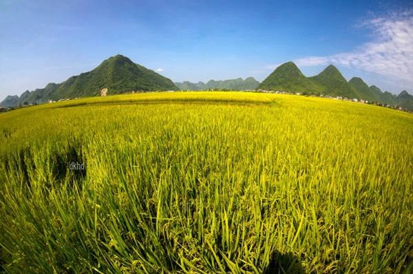 Sáng sớm, sương và mây che một lớp màn mỏng. Ánh nắng nhẹ đầu ngày chiếu xiên tạo sự kỳ ảo, lãng mạn. Tới hoàng hôn, từng ngôi nhà phía thị trấn bắt đầu lên đèn, hệt như đàn đom đóm nhỏ ôm lấy chân những ngọn núi đá vôi im lìm. Sáng sớm, sương và mây che một lớp màn mỏng. Ánh nắng nhẹ đầu ngày chiếu xiên tạo sự kỳ ảo, lãng mạn. Tới hoàng hôn, từng ngôi nhà phía thị trấn bắt đầu lên đèn, hệt như đàn đom đóm nhỏ ôm lấy chân những ngọn núi đá vôi im lìm.