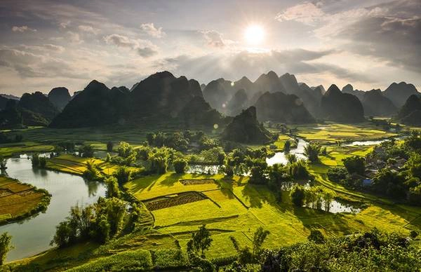 Hoàng hôn trên mùa vàng Phong Nậm, một xã biên giới của huyện Trùng Khánh. Tuy không nổi tiếng như ở Bản Giốc nhưng lại thu hút rất nhiều tay săn ảnh bởi cảnh đẹp mùa vàng hòa quyện với núi đồi trùng điệp. Hoàng hôn trên mùa vàng Phong Nậm, một xã biên giới của huyện Trùng Khánh. Tuy không nổi tiếng như ở Bản Giốc nhưng lại thu hút rất nhiều tay săn ảnh bởi cảnh đẹp mùa vàng hòa quyện với núi đồi trùng điệp.