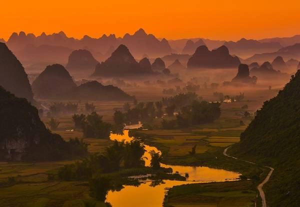 Bình minh miền biên viễn trên cánh đồng Ngọc Côn, cách thác Bản Giốc hơn 20 km. Mặc dù đường đi còn nhiều khó khăn, điểm đến là món quà xứng đáng để bạn vượt qua. Bình minh miền biên viễn trên cánh đồng Ngọc Côn, cách thác Bản Giốc hơn 20 km. Mặc dù đường đi còn nhiều khó khăn, điểm đến là món quà xứng đáng để bạn vượt qua.