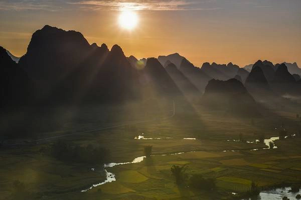 Bình minh và hoàng hôn là thời điểm đẹp nhất trong ngày để chớp được những khoảnh khắc đẹp. Trên hình là những tia nắng đầu tiên chiếu xuống cánh đồng vàng. Bình minh và hoàng hôn là thời điểm đẹp nhất trong ngày để chớp được những khoảnh khắc đẹp. Trên hình là những tia nắng đầu tiên chiếu xuống cánh đồng vàng.