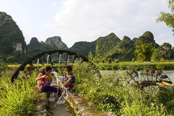 Mùa vàng, mùa no đủ, mùa con nước đong đầy. Mùa vàng, mùa no đủ, mùa con nước đong đầy.
