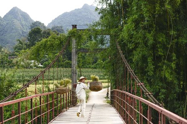 Nếu đi từ Hà Nội, bạn có thể chọn cung Lạng Sơn - Mẫu Sơn - Cao Bằng - Trùng Khánh để thưởng ngoạn cảnh đẹp dọc đường đi. Nếu đi từ Hà Nội, bạn có thể chọn cung Lạng Sơn - Mẫu Sơn - Cao Bằng - Trùng Khánh để thưởng ngoạn cảnh đẹp dọc đường đi.