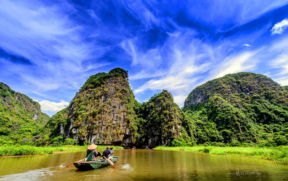Tam Cốc nằm trong quần thể danh thắng Tràng An nổi tiếng tỉnh Ninh Bình. Được biết đến với những cái tên như “vịnh Hạ Long trên cạn” hay “Nam thiên đệ nhị động”. Đây là một trong những khu du lịch trọng điểm quốc gia. Ảnh: Le Hong Ha. Tam Cốc nằm trong quần thể danh thắng Tràng An nổi tiếng tỉnh Ninh Bình. Được biết đến với những cái tên như “vịnh Hạ Long trên cạn” hay “Nam thiên đệ nhị động”. Đây là một trong những khu du lịch trọng điểm quốc gia. Ảnh: Le Hong Ha.
