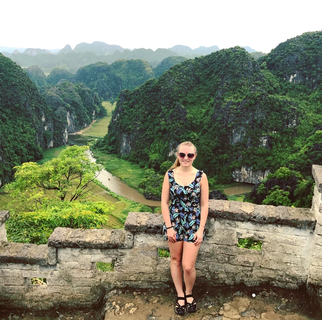 Du khách lưu lại thành quả leo núi của mình bằng những bức hình thật đẹp ở Hang Múa. Chủ nhân tài khoản @iceaiste chia sẻ trên trang cá nhân: "Tôi không đếm được bao nhiêu bước để đến đây, núi cao, trời nóng nhưng đáng giá lắm". Du khách lưu lại thành quả leo núi của mình bằng những bức hình thật đẹp ở Hang Múa. Chủ nhân tài khoản @iceaiste chia sẻ trên trang cá nhân: "Tôi không đếm được bao nhiêu bước để đến đây, núi cao, trời nóng nhưng đáng giá lắm".