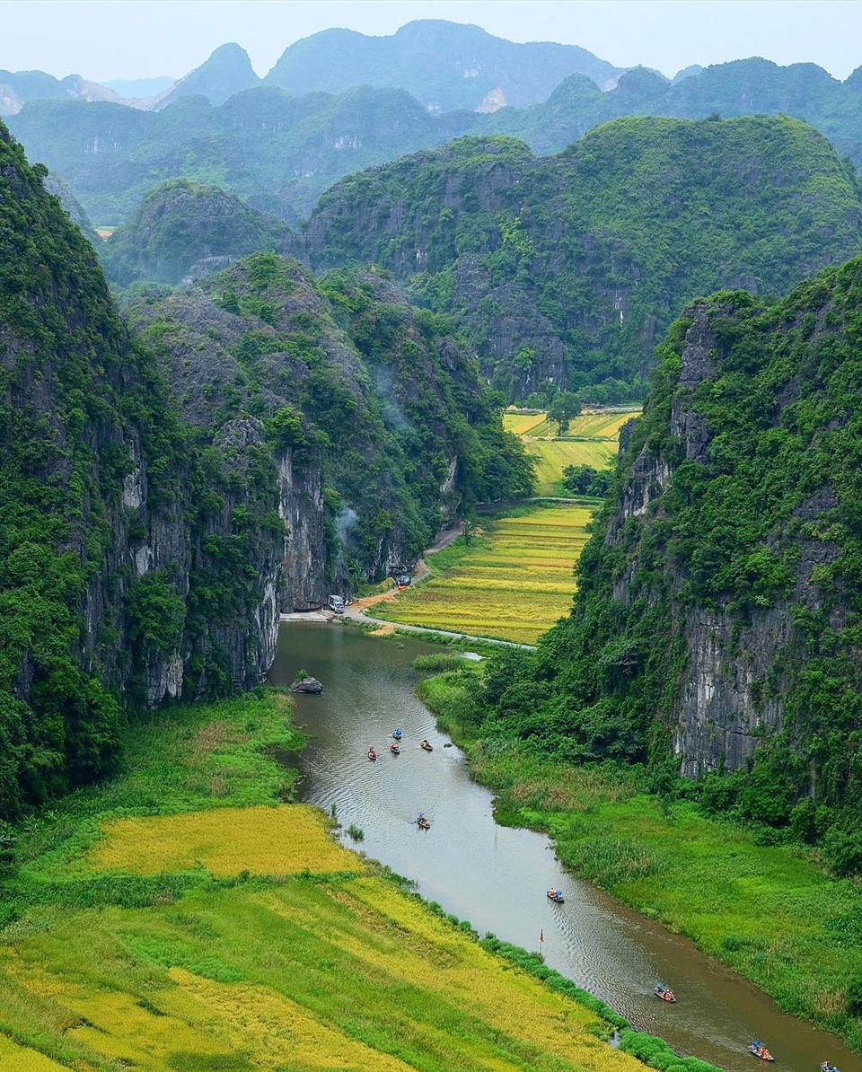 Thiên nhiên văn hóa đậm chất làng quê Bắc Bộ ở Tam Cốc tạo nên từ hệ thống hang động, núi đá vôi cùng những cánh đồng lúa nước vàng ươm. Ảnh: @the1swhowander. Thiên nhiên văn hóa đậm chất làng quê Bắc Bộ ở Tam Cốc tạo nên từ hệ thống hang động, núi đá vôi cùng những cánh đồng lúa nước vàng ươm. Ảnh: @the1swhowander.