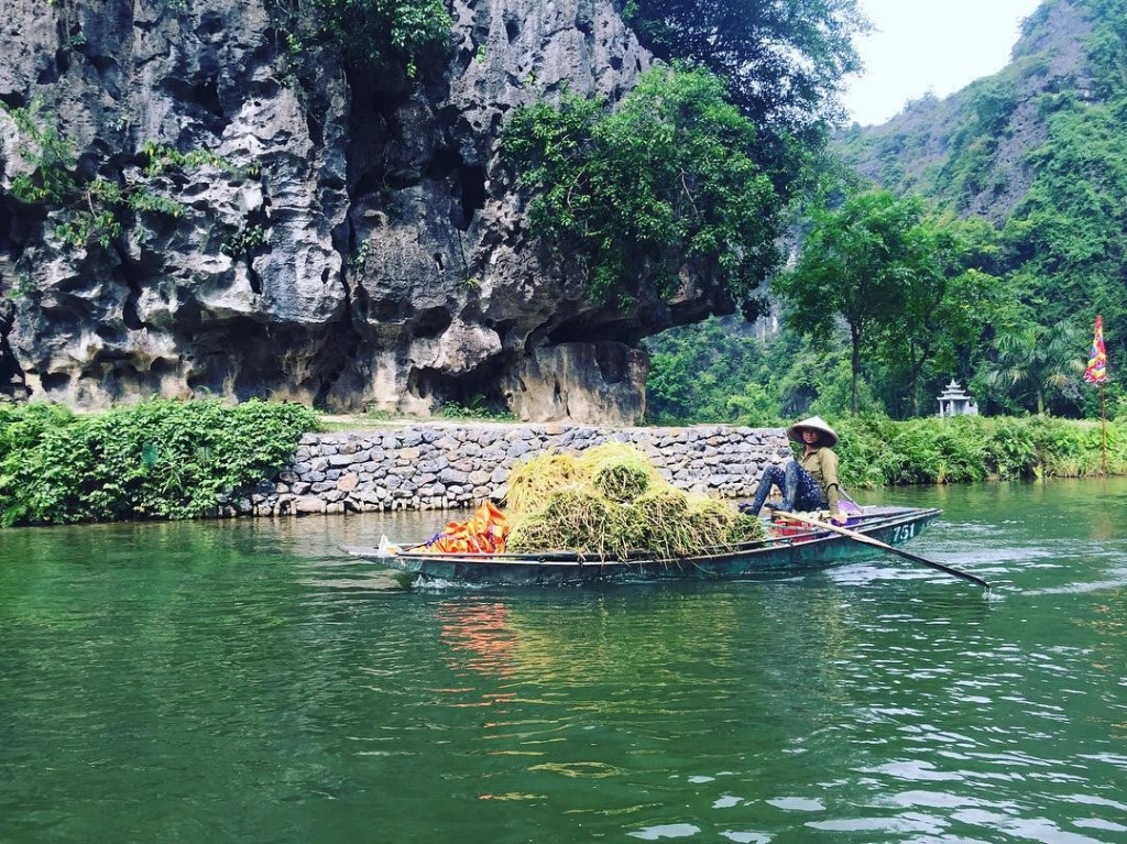 Những người nông dân Việt lọt vào ống kính máy ảnh của khách Tây trông đầy rạng rỡ trong ngày thu hoạch. Cùng những con thuyền đầy ắp thành quả lao động nhẹ nhàng lướt trên dòng sông Ngô Đồng. Những người nông dân Việt lọt vào ống kính máy ảnh của khách Tây trông đầy rạng rỡ trong ngày thu hoạch. Cùng những con thuyền đầy ắp thành quả lao động nhẹ nhàng lướt trên dòng sông Ngô Đồng.