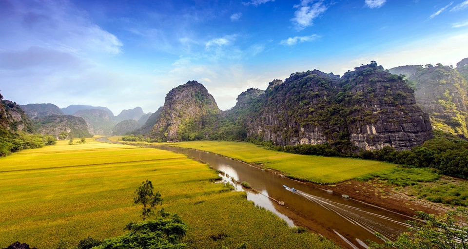 Khoảng thời gian vào hè từ cuối tháng 5 đến tháng 7 (mùa lúa chín) là thời điểm Tam Cốc tiếp đón nhiều du khách nhất. Đặc biệt, 2 tuần lễ cuối tháng 5 đầu tháng 6, cánh đồng lúa chín rộ, vàng rực cả một khoảng trời. Ảnh: Le Hong Ha. Khoảng thời gian vào hè từ cuối tháng 5 đến tháng 7 (mùa lúa chín) là thời điểm Tam Cốc tiếp đón nhiều du khách nhất. Đặc biệt, 2 tuần lễ cuối tháng 5 đầu tháng 6, cánh đồng lúa chín rộ, vàng rực cả một khoảng trời. Ảnh: Le Hong Ha.