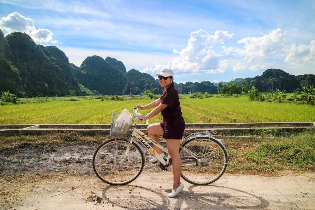 Không chỉ khách Việt, Tam Cốc còn là điểm đến thu hút rất nhiều du khách nước ngoài tới khám phá và trải nghiệm. Xe đạp là phương tiện giao thông được du khách ưa chuộng nhất để có thể thoải mái vi vu ngắm cảnh trên con đường đất của cánh đồng quê. Không chỉ khách Việt, Tam Cốc còn là điểm đến thu hút rất nhiều du khách nước ngoài tới khám phá và trải nghiệm. Xe đạp là phương tiện giao thông được du khách ưa chuộng nhất để có thể thoải mái vi vu ngắm cảnh trên con đường đất của cánh đồng quê.