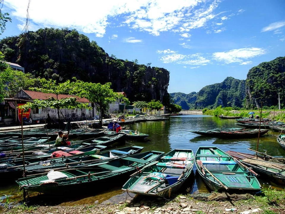 Tuy nhiên, đường bộ chỉ là khoảng 1/4 cung đường khám phá. Để tham quan những vựa lúa chín đẹp nhất cùng những danh thắng của Tam Cốc, chỉ có một con đường duy nhất là đi thuyền. Xuống bến thuyền Tam Cốc, bạn xuôi theo dòng sông Ngô Đồng và bắt đầu hành trình thưởng ngoạn. Ảnh: @x_niiiiiiikita. Tuy nhiên, đường bộ chỉ là khoảng 1/4 cung đường khám phá. Để tham quan những vựa lúa chín đẹp nhất cùng những danh thắng của Tam Cốc, chỉ có một con đường duy nhất là đi thuyền. Xuống bến thuyền Tam Cốc, bạn xuôi theo dòng sông Ngô Đồng và bắt đầu hành trình thưởng ngoạn. Ảnh: @x_niiiiiiikita.