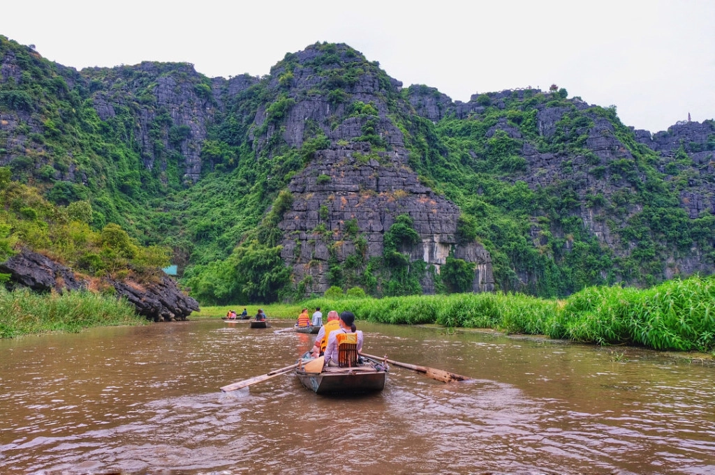 Những chuyến đò lướt nhẹ trên mặt sông Ngô Đồng, đưa du khách tham quan những danh thắng nơi đây. Những chuyến đò lướt nhẹ trên mặt sông Ngô Đồng, đưa du khách tham quan những danh thắng nơi đây.