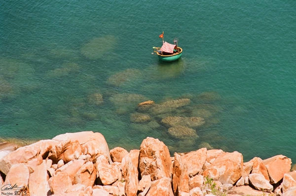 Những người dân canh giữ đèn biển luôn sẵn sàng dùng thuyền thúng đưa khách du lịch đến thăm hải đăng. Chạng vạng, người dân bản địa thường đánh bắt hải sản gần bờ và họp chợ dọc bờ biển. Mũi Kê Gà được nhiều du khách ca ngợi là vùng biển lạ kỳ không thể bỏ lỡ. Ảnh: Lê Anh Khoa Những người dân canh giữ đèn biển luôn sẵn sàng dùng thuyền thúng đưa khách du lịch đến thăm hải đăng. Chạng vạng, người dân bản địa thường đánh bắt hải sản gần bờ và họp chợ dọc bờ biển. Mũi Kê Gà được nhiều du khách ca ngợi là vùng biển lạ kỳ không thể bỏ lỡ. Ảnh: Lê Anh Khoa