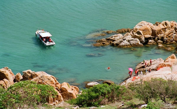 Nếu bạn muốn tìm kiếm một nơi để có thể đổi gió vào những ngày cuối tuần, hoặc nơi nào đó vắng vẻ trong những kỳ nghỉ lễ thì còn chần chờ gì nữa mà không “xách ba lô lên và đi” du lịch Mũi Kê Gà ngay và luôn. Ảnh: Lê Anh Khoa Nếu bạn muốn tìm kiếm một nơi để có thể đổi gió vào những ngày cuối tuần, hoặc nơi nào đó vắng vẻ trong những kỳ nghỉ lễ thì còn chần chờ gì nữa mà không “xách ba lô lên và đi” du lịch Mũi Kê Gà ngay và luôn. Ảnh: Lê Anh Khoa