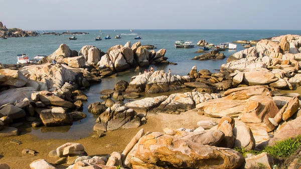 Nếu Phan Thiết nổi tiếng với những bãi biển đẹp, bãi cát dài trắng mịn, thì Mũi Kê Gà lại có thêm những phiến đá kỳ lạ xếp thành đủ hình thù gợi sự hiếu kỳ cho du khách. Ảnh: Viet Bach Nếu Phan Thiết nổi tiếng với những bãi biển đẹp, bãi cát dài trắng mịn, thì Mũi Kê Gà lại có thêm những phiến đá kỳ lạ xếp thành đủ hình thù gợi sự hiếu kỳ cho du khách. Ảnh: Viet Bach