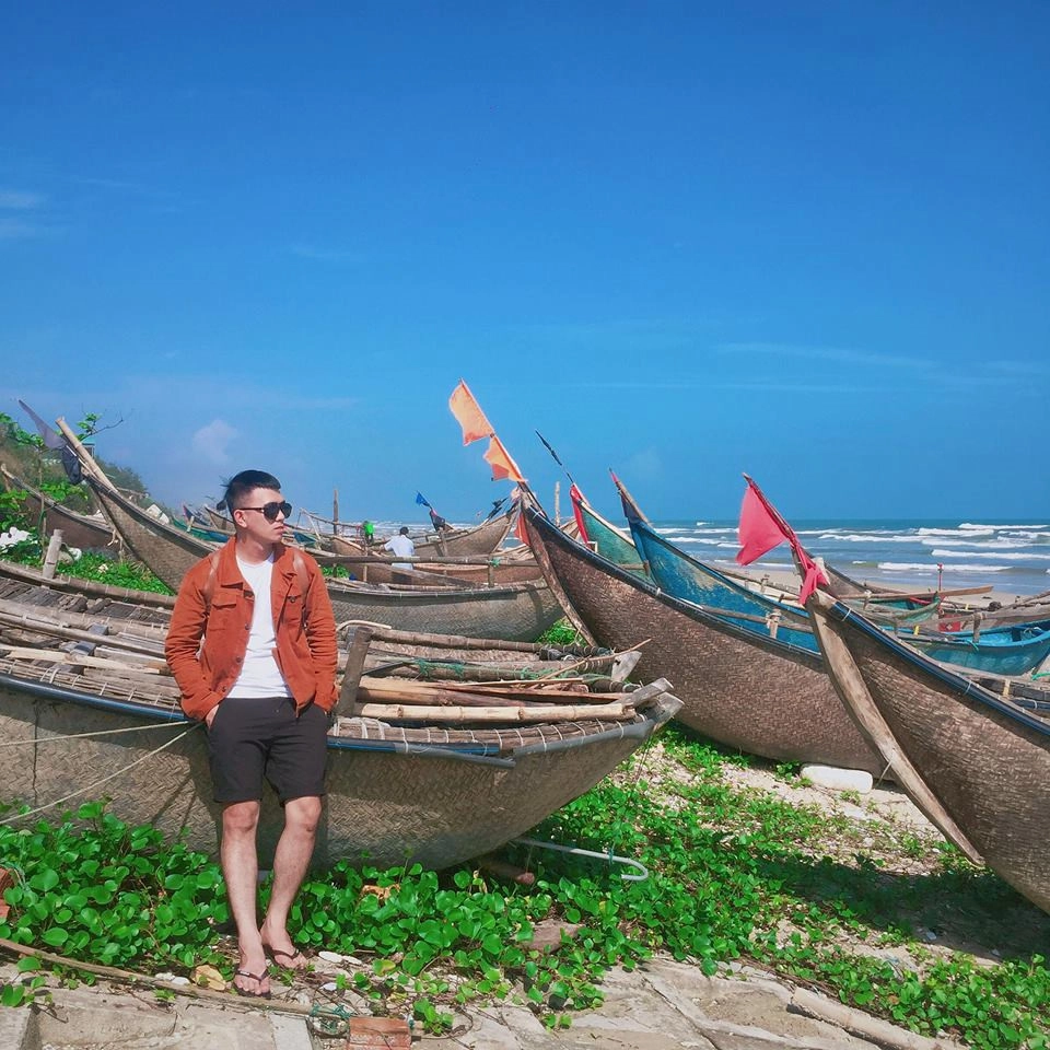 Bãi biển ngay sát làng bích họa hoang sơ và thơ mộng với cát trắng, nước trong veo và gió thổi mát lạnh. Thật lãng phí nếu đến Tam Thanh mà bạn không dành thời gian dạo chơi và ghi lại từng thước ảnh trong khung cảnh đẹp như tranh của bãi biển này. Ảnh: Sử Phước.