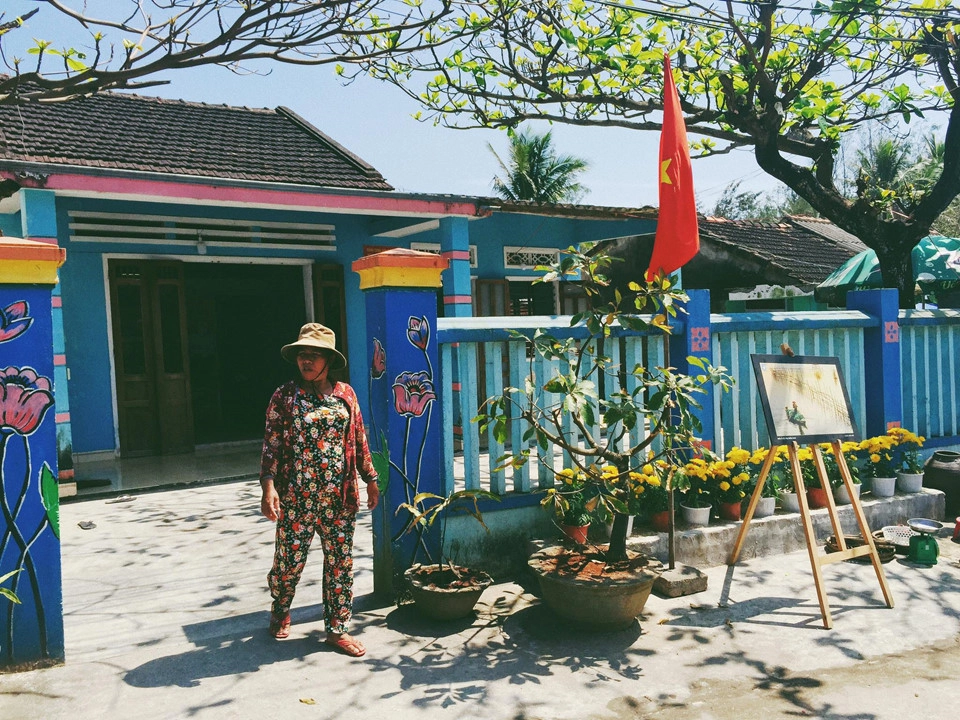 Ngoài ra, ở Tam Thanh còn có làng nghề làm nước mắm truyền thống, một trong những thương hiệu nước mắm ngon nổi tiếng Quảng Nam. Bạn có thể đến trải nghiệm và giao lưu với người dân làng nghề và ghé qua các địa điểm nổi tiếng gần đó như tượng đài mẹ Thứ, địa đạo Kỳ Anh... Ảnh: Huong Mymy.
