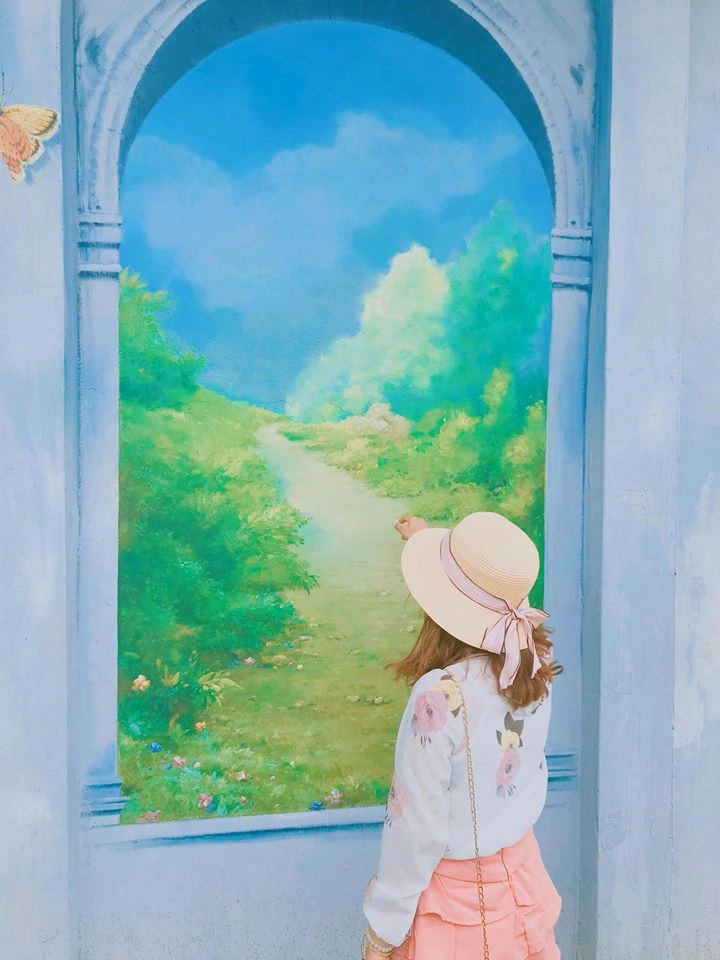  Nhờ đó, ngôi làng chài nghèo, còn nhiều khó khăn bỗng vụt trở thành địa điểm du lịch mới lạ và rất hot trong năm 2016. Các bạn trẻ nô nức kéo nhau đến khám phá những bức bích họa rực rỡ sắc màu. Qua thời gian, dù đã hạ nhiệt ít nhiều, làng bích họa Tam Thanh vẫn là cái tên quen thuộc và địa điểm sống ảo yêu thích của nhiều tín đồ mê hội hoạ. Ảnh: Be Tran.