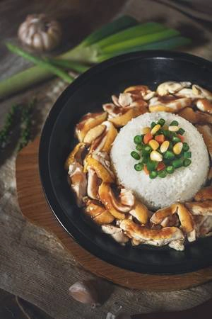Phần cơm được chế biến và giữ trong chảo gang nên độ nóng luôn được đảm bảo cho đến những miếng cuối cùng. Có nhiều phần ăn đa dạng ngon lành cho bạn lựa chọn như thịt gà, thịt bò… đủ làm ấm bụng và no nê cho một buổi tối đẹp trời. (Ảnh: Internet) Phần cơm được chế biến và giữ trong chảo gang nên độ nóng luôn được đảm bảo cho đến những miếng cuối cùng. Có nhiều phần ăn đa dạng ngon lành cho bạn lựa chọn như thịt gà, thịt bò… đủ làm ấm bụng và no nê cho một buổi tối đẹp trời. (Ảnh: Internet)