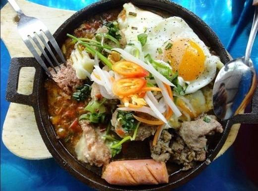 Một chảo đầy ắp nào là trứng, pa tê, xúc xích, nem, chả… còn sôi xèo xèo sẽ kích thích mọi giác quan và làm khơi dậy niềm đam mê ẩm thực mãnh liệt của bất kì thực khách nào. Bánh mì chảo đường số 18 là một gợi ý tuyệt vời cho bữa tối không biết nên ăn gì đấy. (Ảnh: Internet) Một chảo đầy ắp nào là trứng, pa tê, xúc xích, nem, chả… còn sôi xèo xèo sẽ kích thích mọi giác quan và làm khơi dậy niềm đam mê ẩm thực mãnh liệt của bất kì thực khách nào. Bánh mì chảo đường số 18 là một gợi ý tuyệt vời cho bữa tối không biết nên ăn gì đấy. (Ảnh: Internet)