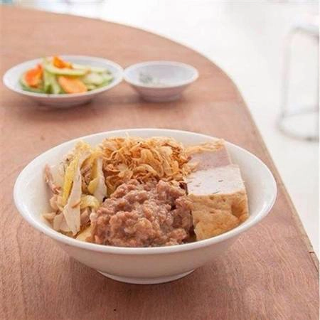 Là sự kết hợp hài hòa của ẩm thực miền Trung và miền Bắc, xôi xéo thập cẩm ở đường Lê Văn Thọ khiến bao tín đồ ăn uống ngất ngây vì vị thơm và dẻo của từng hạt xôi, cái mặn mà, thấm đến tận chân răng của thịt và đậu hũ, chút thơm thoang thoảng của hành phi, tỏi phi. (Ảnh: Internet) Là sự kết hợp hài hòa của ẩm thực miền Trung và miền Bắc, xôi xéo thập cẩm ở đường Lê Văn Thọ khiến bao tín đồ ăn uống ngất ngây vì vị thơm và dẻo của từng hạt xôi, cái mặn mà, thấm đến tận chân răng của thịt và đậu hũ, chút thơm thoang thoảng của hành phi, tỏi phi. (Ảnh: Internet)