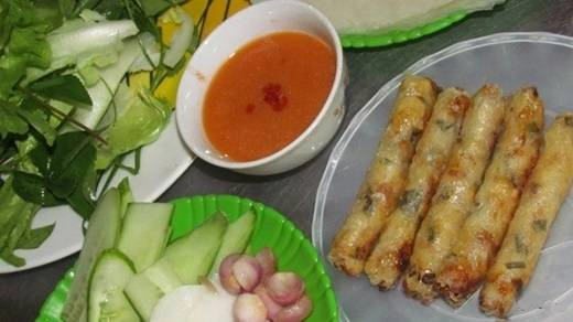 Nhiều người đã quá quen với ram bắp – một món đặc sản của đất Quảng Ngãi và “đổ đứ đừ” món ăn bình dân mà ngon tuyệt này. Những cuộn ram bắp thơm lừng, giòn rụm tan trong miệng, vừa có cái bùi bùi của bắp, mùi thơm của bánh tráng vừa chín tới… ẩm thực miền Trung luôn có nét riêng quyến rũ đến lạ thường như thế. (Ảnh: Internet) Nhiều người đã quá quen với ram bắp – một món đặc sản của đất Quảng Ngãi và “đổ đứ đừ” món ăn bình dân mà ngon tuyệt này. Những cuộn ram bắp thơm lừng, giòn rụm tan trong miệng, vừa có cái bùi bùi của bắp, mùi thơm của bánh tráng vừa chín tới… ẩm thực miền Trung luôn có nét riêng quyến rũ đến lạ thường như thế. (Ảnh: Internet)