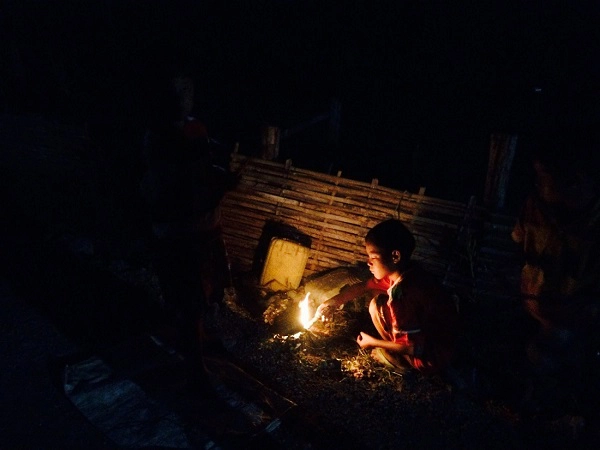 Vào ban đêm ở Shan, Myanmar, những đứa trẻ sống gần hồ Inle nhặt nhạnh que củi rồi đốt sáng - Ảnh: Bông Mai